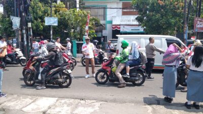 Brimob Banten, Karang Taruna Tangsel, dan pelajar SMAN 1 Ciputat bagikan ribuan bendera untuk kobarkan semangat kemerdekaan.