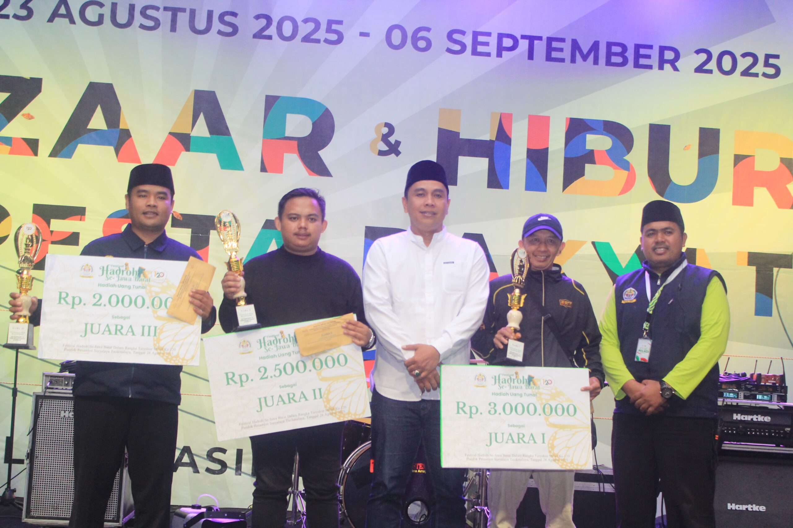 Festival Hadroh Milad ke-120 Pesantren Suryalaya sukses digelar, juara diraih Mahabbatul Bidayah Bandung dengan hadiah Rp12 juta.