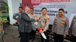 Pemkot Tangsel hibahkan 9 mobil ke Polres untuk perkuat operasional dan rencanakan command center demi pelayanan cepat.
