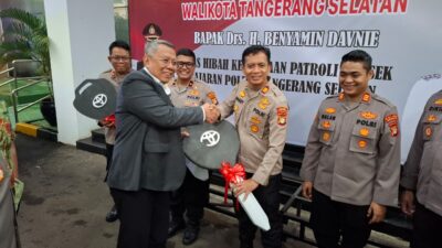 Pemkot Tangsel hibahkan 9 mobil ke Polres untuk perkuat operasional dan rencanakan command center demi pelayanan cepat.