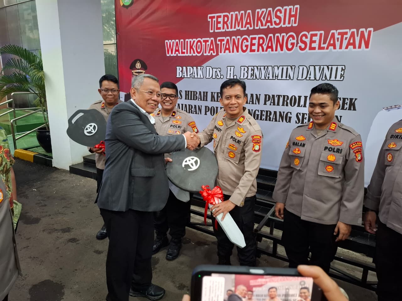 Pemkot Tangsel hibahkan 9 mobil ke Polres untuk perkuat operasional dan rencanakan command center demi pelayanan cepat.
