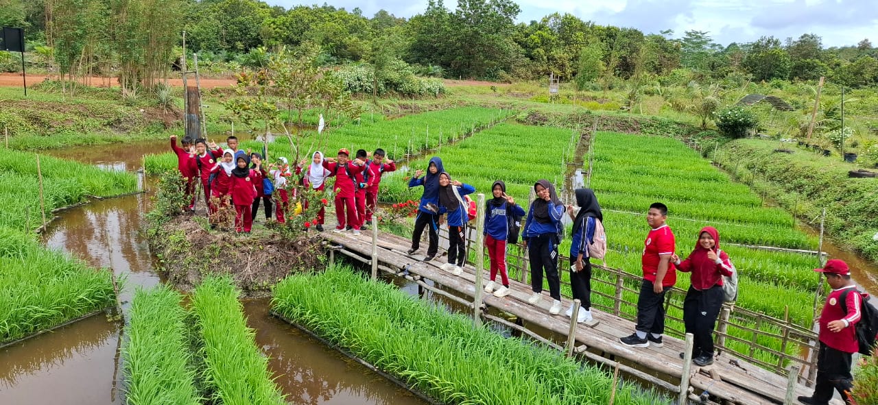 Dorong kemandirian bangsa, Pertamina memberikan apresiasi kepada 110 inovasi sosial terbaik karya generasi muda lewat program PFmuda 2025. Apresiasi diberikan dalam bentuk stimulan dana pengembangan inovasi sosial dengan total 3,7 miliar rupiah. Selain pendanaan, para inovator muda PFmuda juga mendapatkan pendampingan atau mentoring intensif dari ekspertis serta penguatan jejaring dan peluang kolaborasi dengan investor maupun mitra strategis.