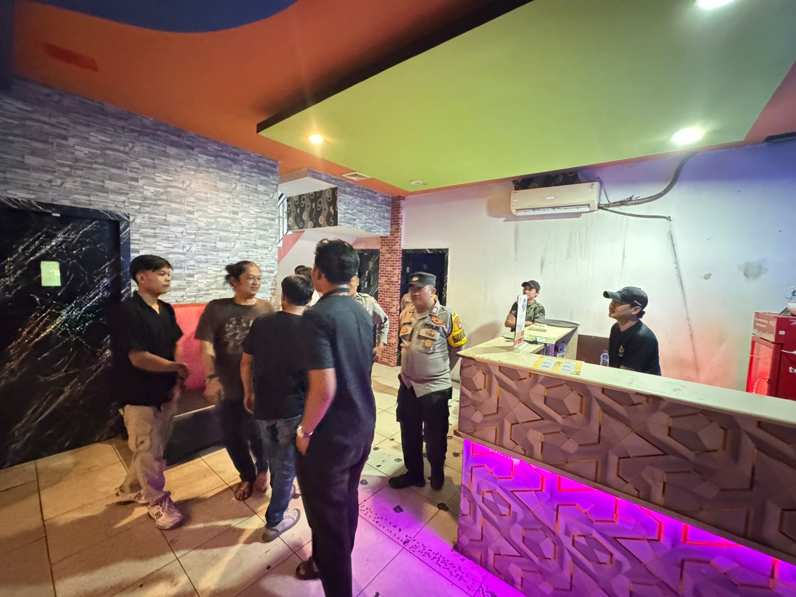 Polsek Balaraja razia hiburan malam di Balaraja Center, amankan 4 orang. Langkah ini demi menjaga ketertiban dan keamanan warga.