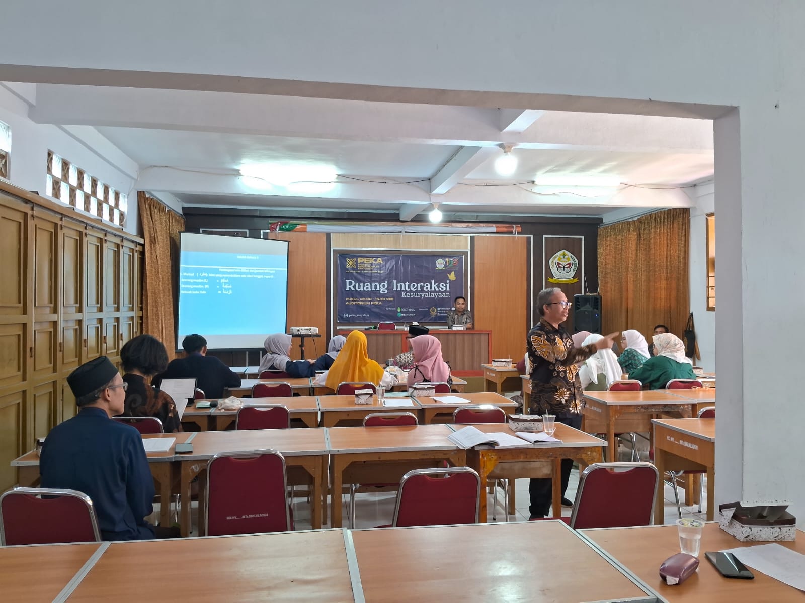 Guru dan dosen antusias ikuti pelatihan Metode Al-Fatihah di Pesantren Suryalaya, belajar kitab kuning kini lebih praktis dan efektif.