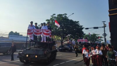 Wali Kota dan Wakil Wali Kota Tangsel naik Tank Scorpion di HUT RI ke-80, disambut meriah warga dengan semangat persatuan.