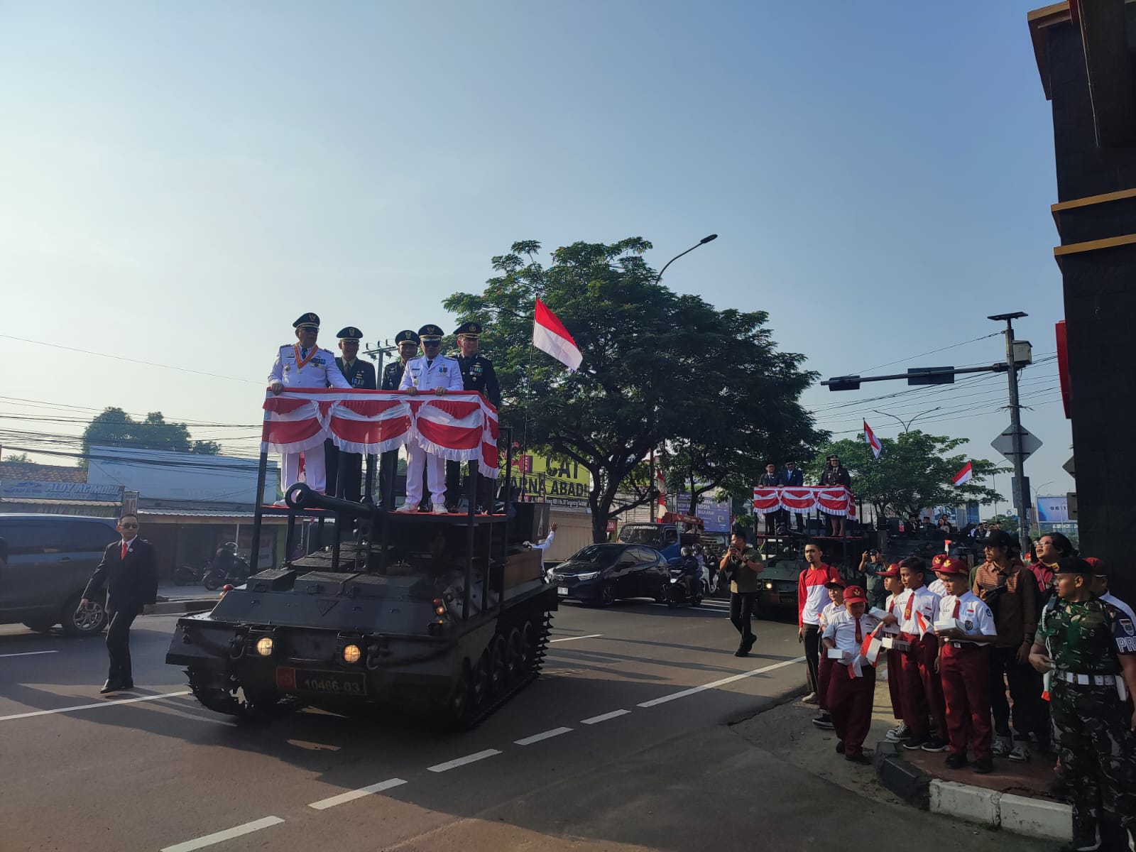 Wali Kota dan Wakil Wali Kota Tangsel naik Tank Scorpion di HUT RI ke-80, disambut meriah warga dengan semangat persatuan.