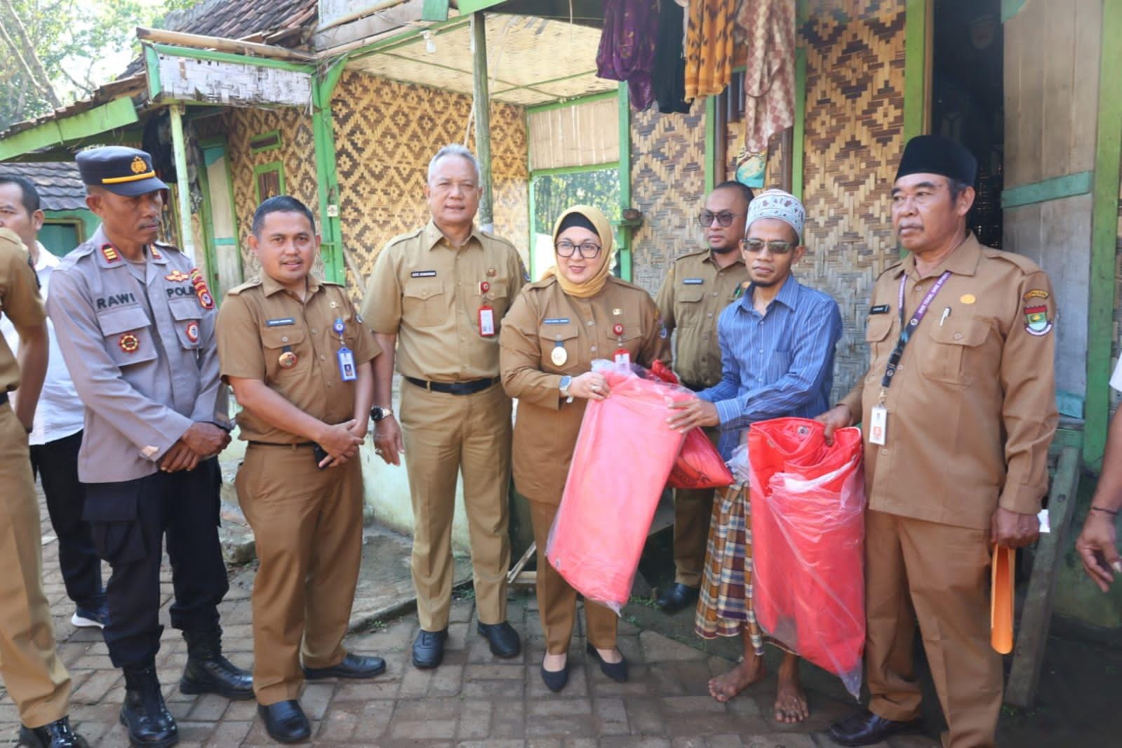 Wabup Intan dan Camat Jambe salurkan bantuan bagi 46 KK korban puting beliung di Desa Taban, wujud kepedulian Pemkab Tangerang.