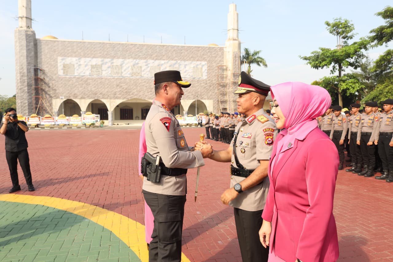 Brigjen Pol Hengki resmi jabat Kapolda Banten usai sertijab. Rotasi ini diharapkan tingkatkan kinerja dan pelayanan Polri.