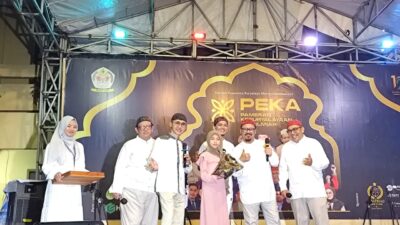 SNADA tampil memukau di PEKA Suryalaya, bawakan Maulana hingga Shalawat Badar. Ribuan penonton larut meski hujan deras mengguyur.