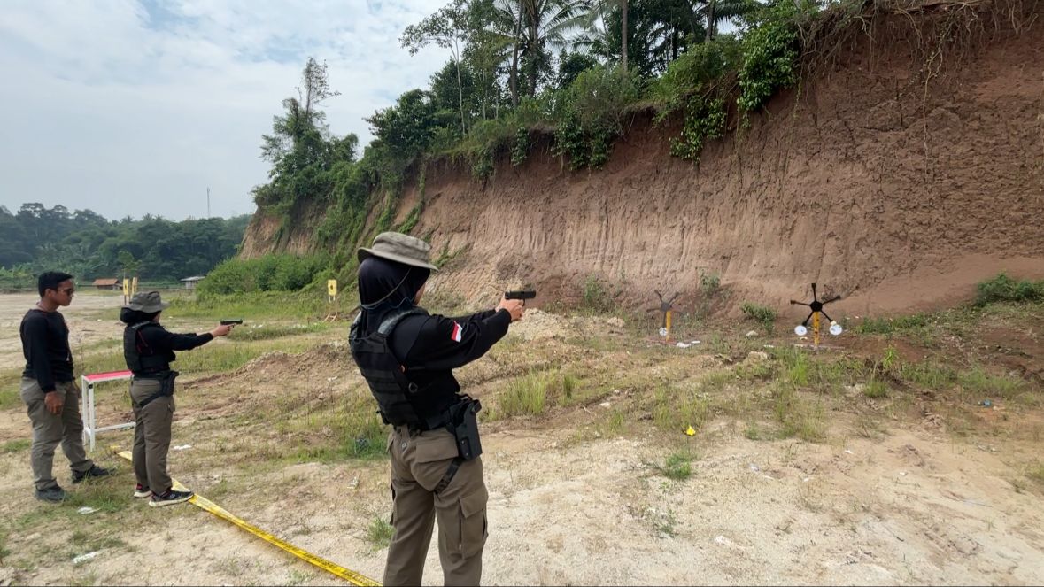 Srikandi Brimob Polda Banten Tingkatkan Ketangguhan Lewat Latihan Menembak