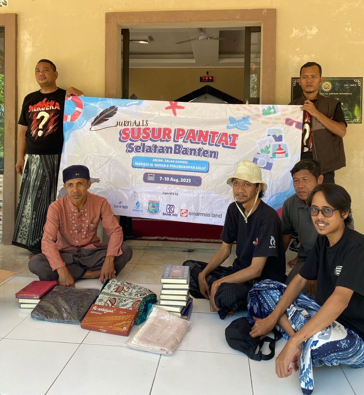 Jurnalis Tangsel salurkan Al-Qur’an, perlengkapan salat, dan bantuan tunai ke puluhan surau di pesisir Sukabumi–Lebak, Banten.