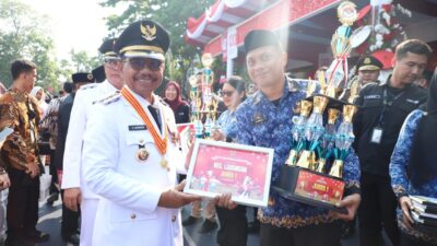 Kota Tangerang gelar lomba tarik tambang daring antar kecamatan untuk HUT RI ke-80. Kecamatan Larangan keluar sebagai juara.