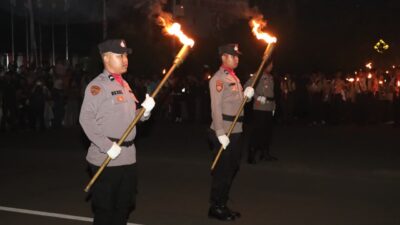 Polda Banten gelar pawai obor Taptu di Serang sambut HUT ke-80 RI, ribuan peserta ikut meriahkan dan kenang jasa pahlawan.