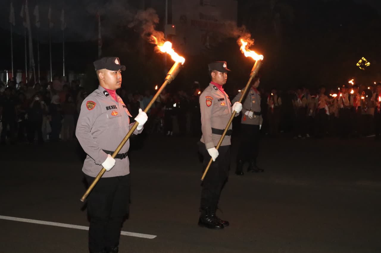 Polda Banten gelar pawai obor Taptu di Serang sambut HUT ke-80 RI, ribuan peserta ikut meriahkan dan kenang jasa pahlawan.