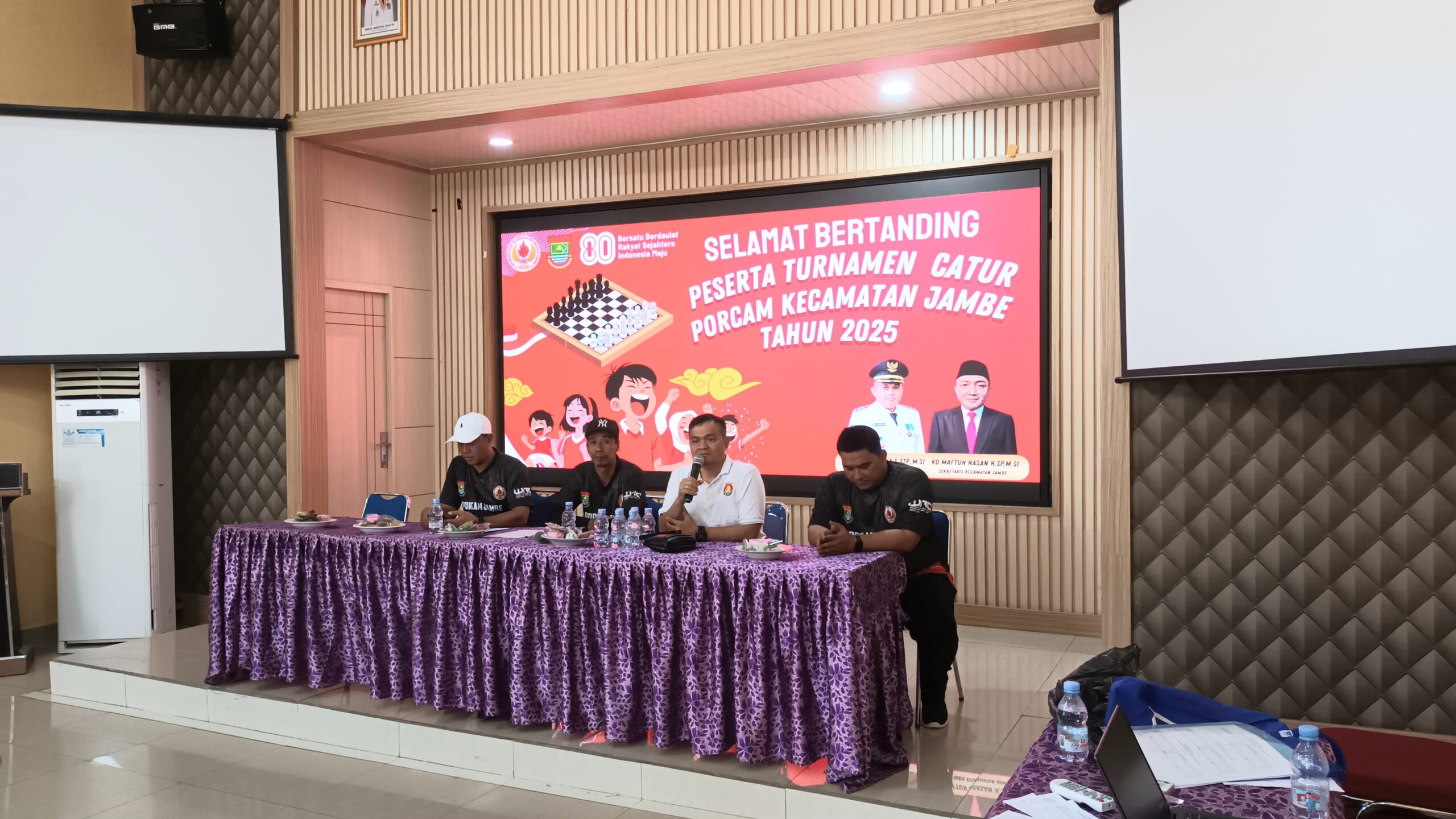 Porcam Kecamatan Jambe 2025 meriahkan HUT RI ke-80 dengan bulutangkis, voli, dan catur, mempererat kebersamaan warga.