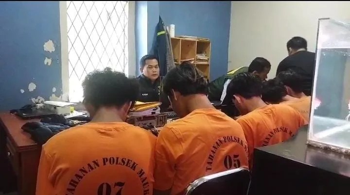 Polisi tangkap lima pemuda pelaku rudapaksa siswi SMP di Sukadiri, Tangerang. Para tersangka terancam 15 tahun penjara.