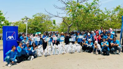 AXA Financial Indonesia bersama komunitas gelar aksi bersih pantai di Tanjung Pasir, wujud nyata komitmen lingkungan berkelanjutan.