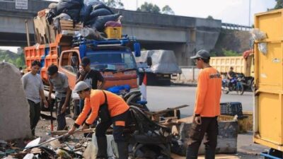 DLH Kota Tangerang menutup puluhan TPS liar, ajak warga kelola sampah lewat TPS resmi, bank sampah, dan layanan pengangkutan.