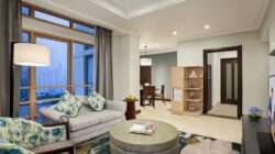 Tips memilih hotel bisnis di Mega Kuningan: lokasi strategis, fasilitas lengkap, layanan prima, dan mudah dipesan secara digital.