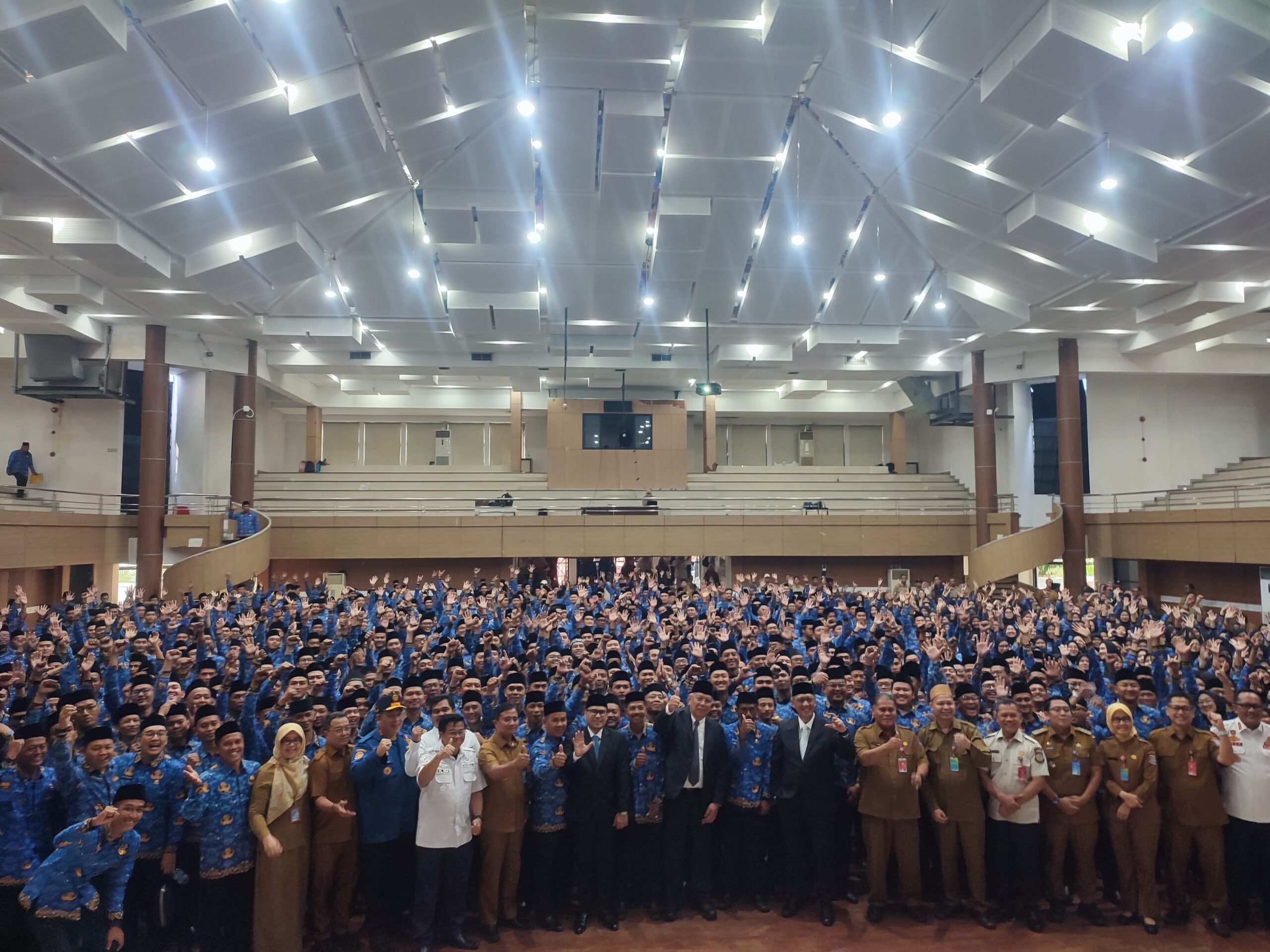 853 P3K resmi dilantik di Tangsel oleh Wali Kota Benyamin Davnie, termasuk tenaga guru, kesehatan, dan tenaga teknis.