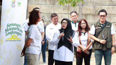 Wabup Tangerang Intan Nurul Hikmah ajak warga dukung gerakan hijaukan bumi lewat penanaman pohon dan edukasi lingkungan.
