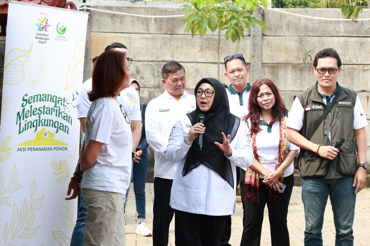 Wabup Tangerang Intan Nurul Hikmah ajak warga dukung gerakan hijaukan bumi lewat penanaman pohon dan edukasi lingkungan.