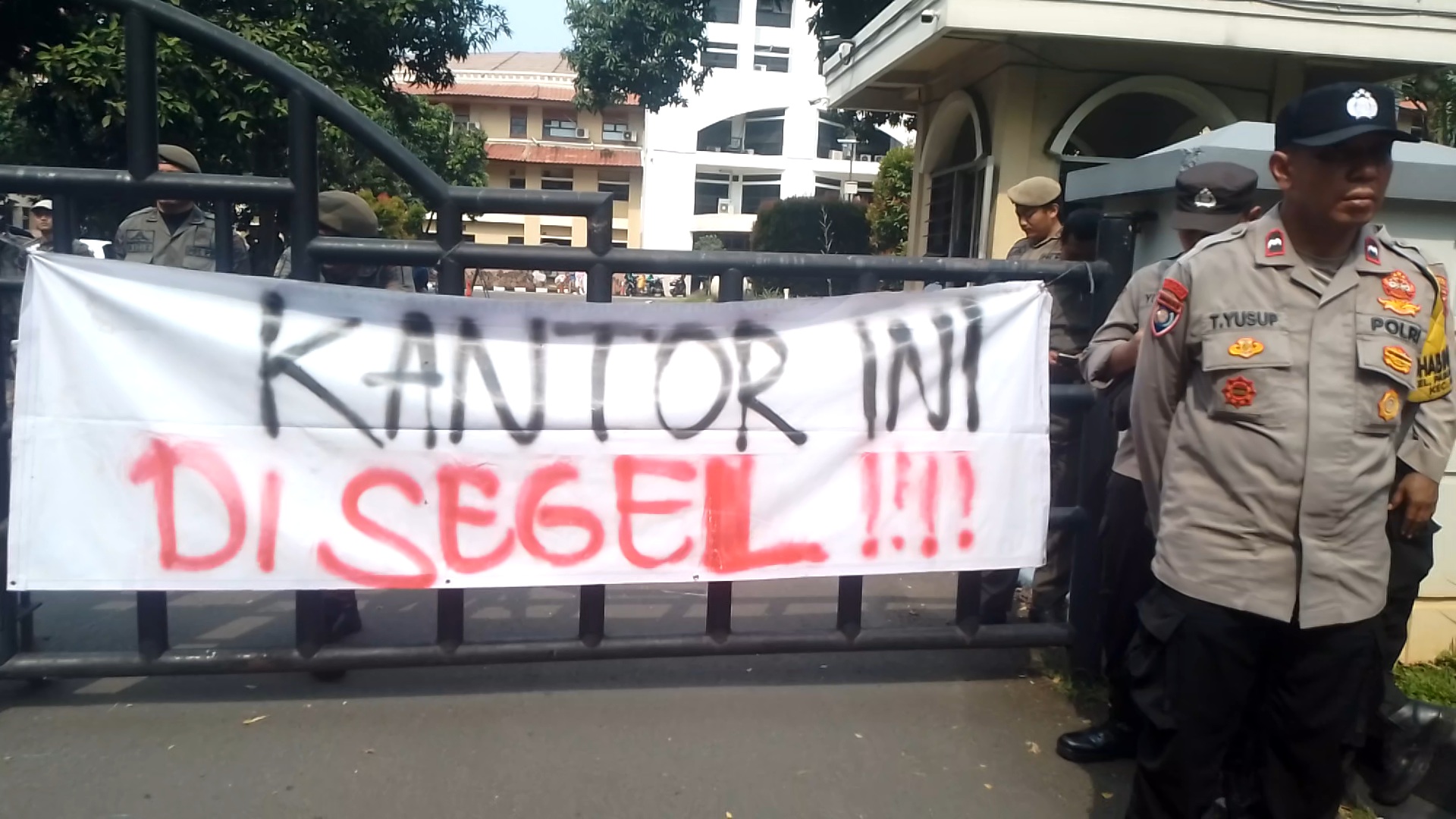 Skeptis Evaluasi Tunjangan DPRD, Mahasiswa Geruduk Pemkot Tangerang