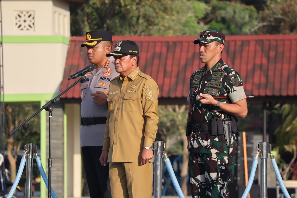 Bupati Tangerang ajak masyarakat jaga persatuan dan tolak provokasi saat Apel Besar Tiga Pilar demi daerah aman dan kondusif.