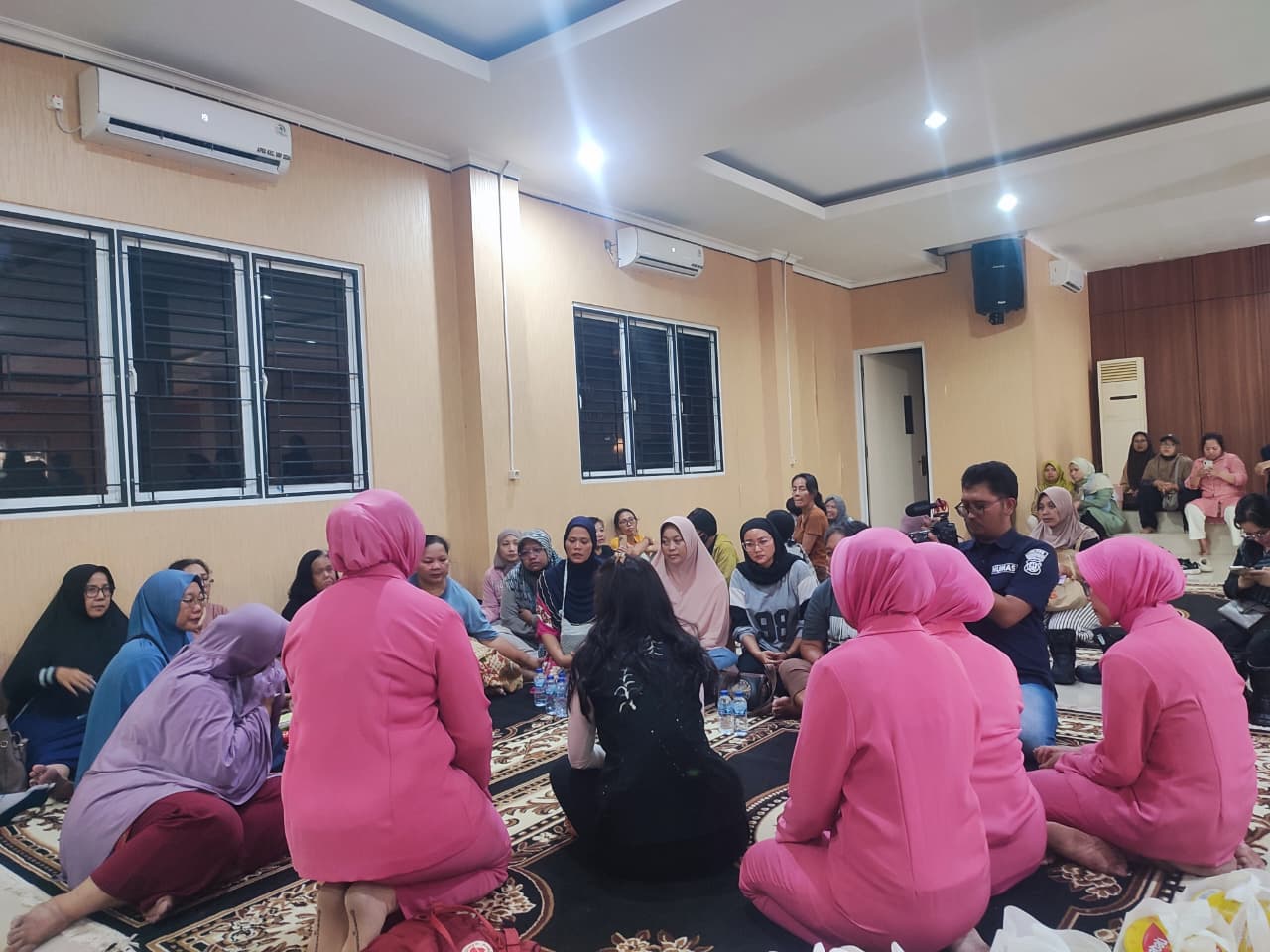 Puluhan korban kebakaran Asrama Polsek Serpong ditampung di Aula Kantor Kecamatan. Pemkot Tangsel siapkan posko dan bantuan darurat.