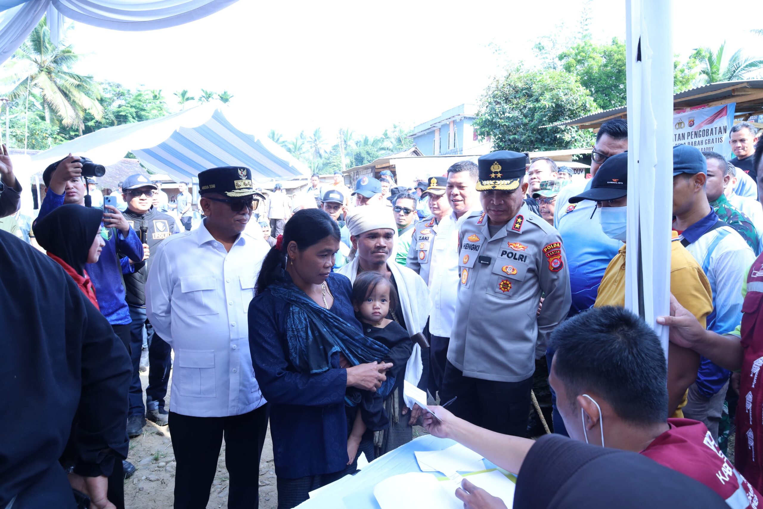 Polda Banten dan Pemprov Banten gelar bakti kesehatan & sosial untuk masyarakat Baduy di Terminal Cijahe, Lebak, 26/09/2025.