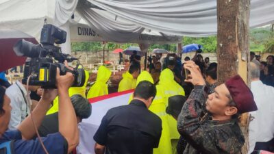 Pemakaman diplomat RI Zetro Leonardo Purba di Tangsel berlangsung haru, dihadiri keluarga, kerabat, Kemenlu, dan masyarakat.