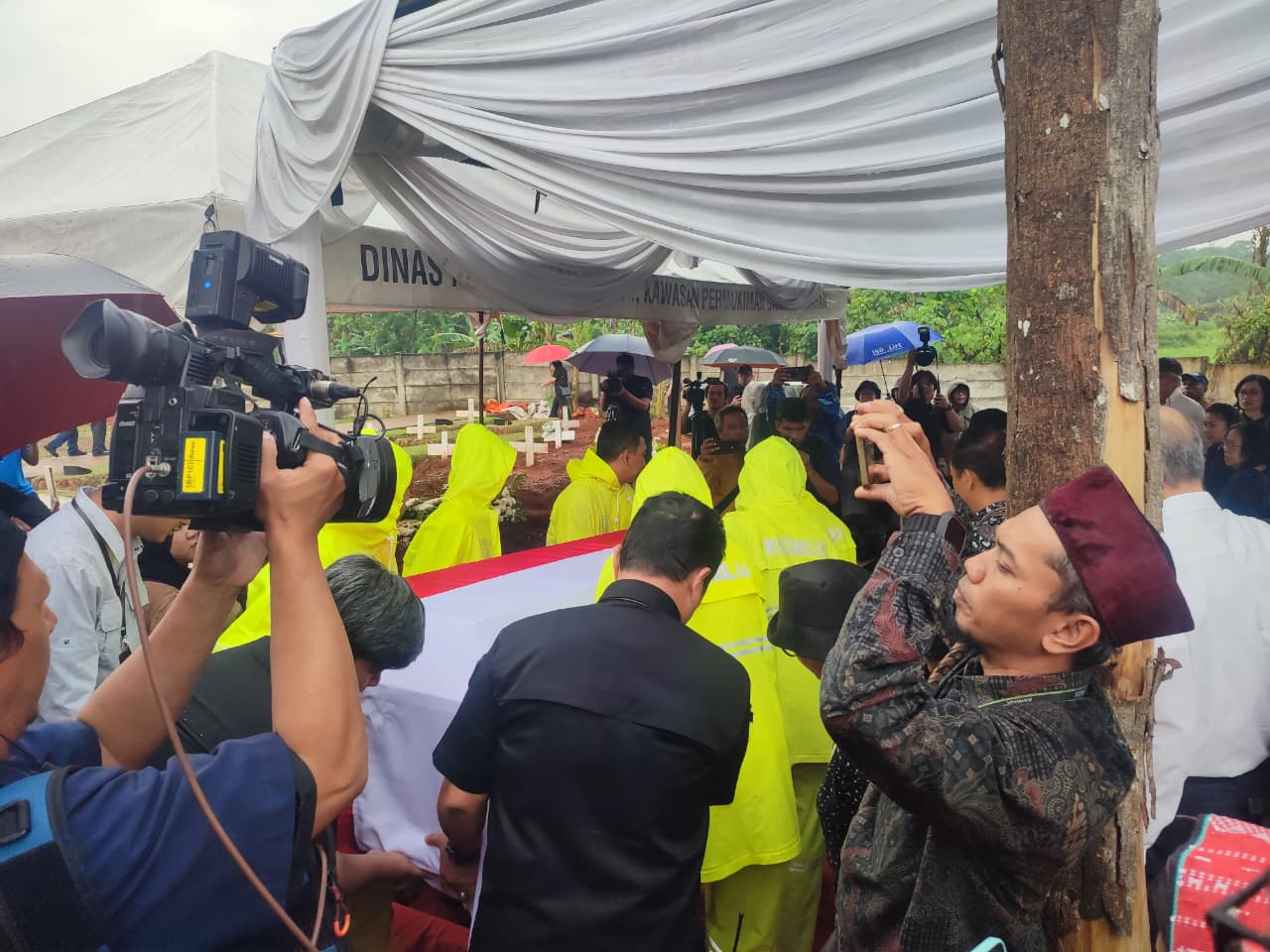 Pemakaman diplomat RI Zetro Leonardo Purba di Tangsel berlangsung haru, dihadiri keluarga, kerabat, Kemenlu, dan masyarakat.