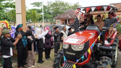 AgriFest 2025 Sukaresmi resmi dibuka Bupati Pandeglang, hadirkan pawai budaya, bazar UMKM, hingga balap traktor meriah.