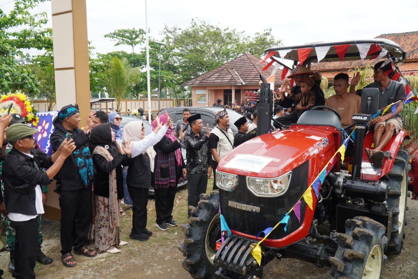 AgriFest 2025 Sukaresmi resmi dibuka Bupati Pandeglang, hadirkan pawai budaya, bazar UMKM, hingga balap traktor meriah.