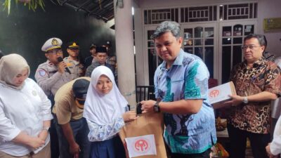 Pemkot Tangsel dan Dekranasda salurkan bantuan swadaya, bukan APBD, untuk korban ledakan Pondok Cabe termasuk perlengkapan sekolah.