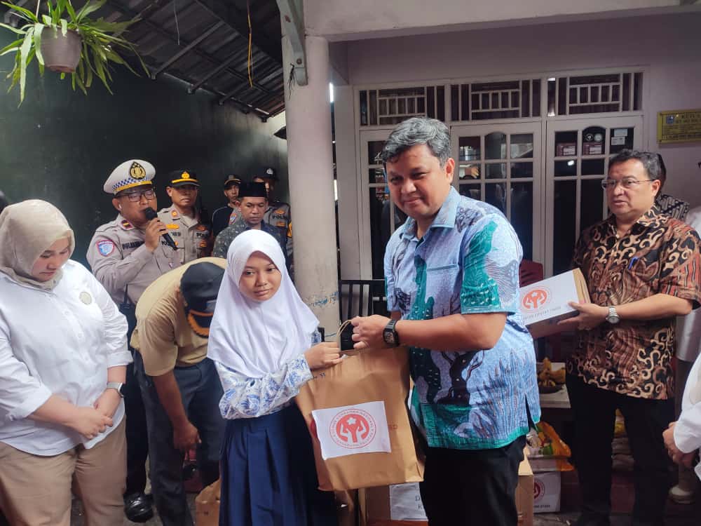 Pemkot Tangsel dan Dekranasda salurkan bantuan swadaya, bukan APBD, untuk korban ledakan Pondok Cabe termasuk perlengkapan sekolah.