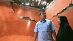 Bupati Tangerang meninjau rumah warga di Kresek untuk program bedah rumah. Rehabilitasi RTLH jadi komitmen tingkatkan kesejahteraan.