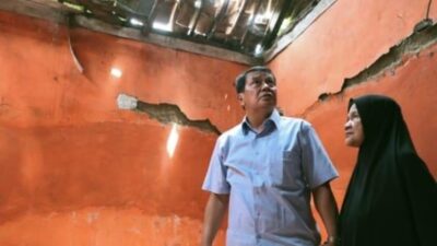 Bupati Tangerang meninjau rumah warga di Kresek untuk program bedah rumah. Rehabilitasi RTLH jadi komitmen tingkatkan kesejahteraan.