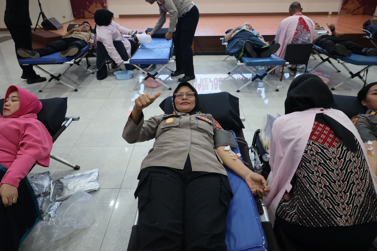 Polwan Polda Banten gelar donor darah peringati HUT ke-77, wujud kepedulian dan sinergi dengan PMI serta Kowad TNI demi kemanusiaan.