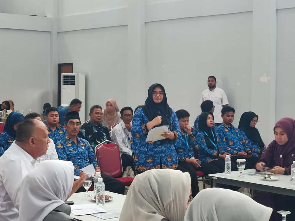 SRMA 33 Tangsel ungkap alasan 9 siswa mundur, mulai dari faktor psikologis, sosial, hingga kecanduan rokok yang jadi tantangan sekolah.