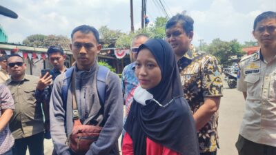 Kebakaran hebat di Serpong hanguskan rumah dan persiapan pernikahan Elfira, guru muda SD Buaran 2. Keluarga selamat.