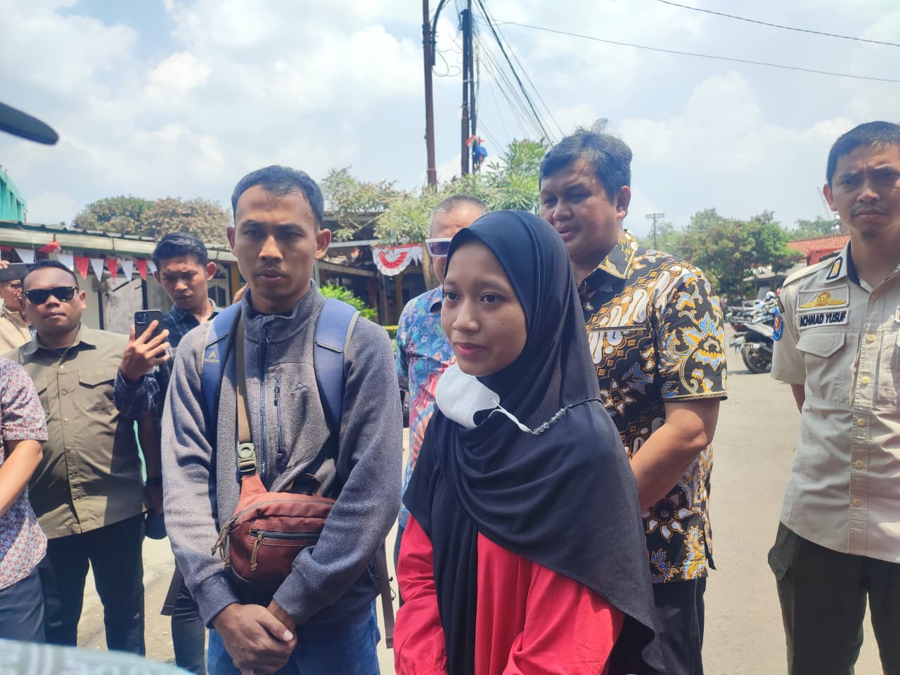 Kebakaran hebat di Serpong hanguskan rumah dan persiapan pernikahan Elfira, guru muda SD Buaran 2. Keluarga selamat.