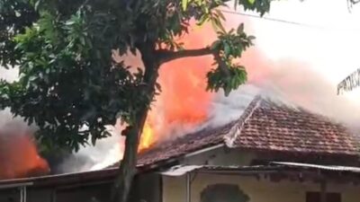 Kebakaran besar melanda Asrama Polsek Serpong, hanguskan 20 rumah. Tak ada korban jiwa, 20 KK terdampak, penyebab masih diselidiki.