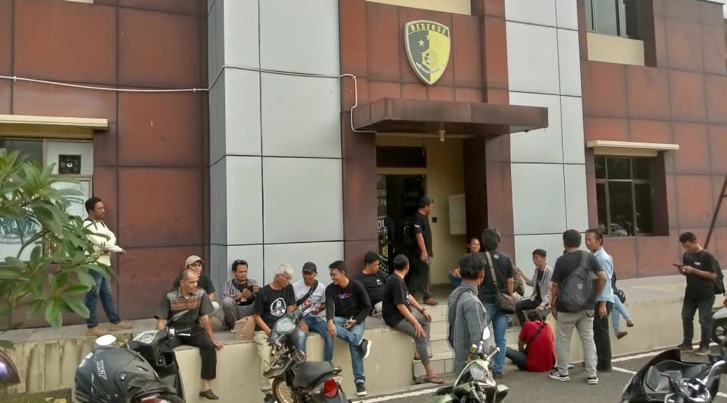 Polres Pandeglang selidiki dugaan pelecehan wartawan saat aksi demo DPRD, dua saksi diperiksa untuk ungkap kronologi kejadian.