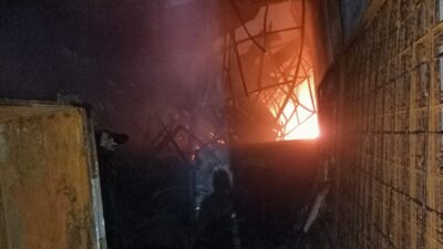 Kebakaran hebat melanda pabrik konstruksi di Tangsel, api padam setelah 8 jam. Kerugian ditaksir Rp50 miliar, tanpa korban jiwa.