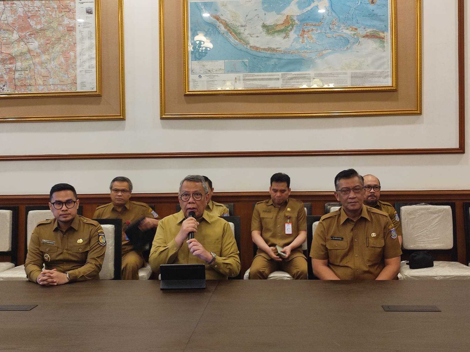 Wali Kota Tangsel Benyamin Davnie luruskan isu BPHTB viral Leony, pastikan keterbukaan informasi dan evaluasi pelayanan publik.