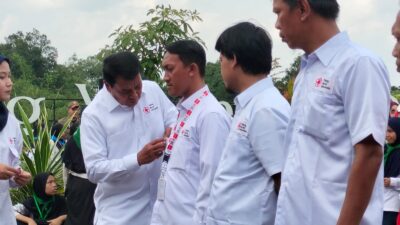 Suparji Rustam raih Lencana Bakti Pratama atas dedikasi PMI Kabupaten Tangerang dalam aksi kemanusiaan dan penanggulangan bencana.