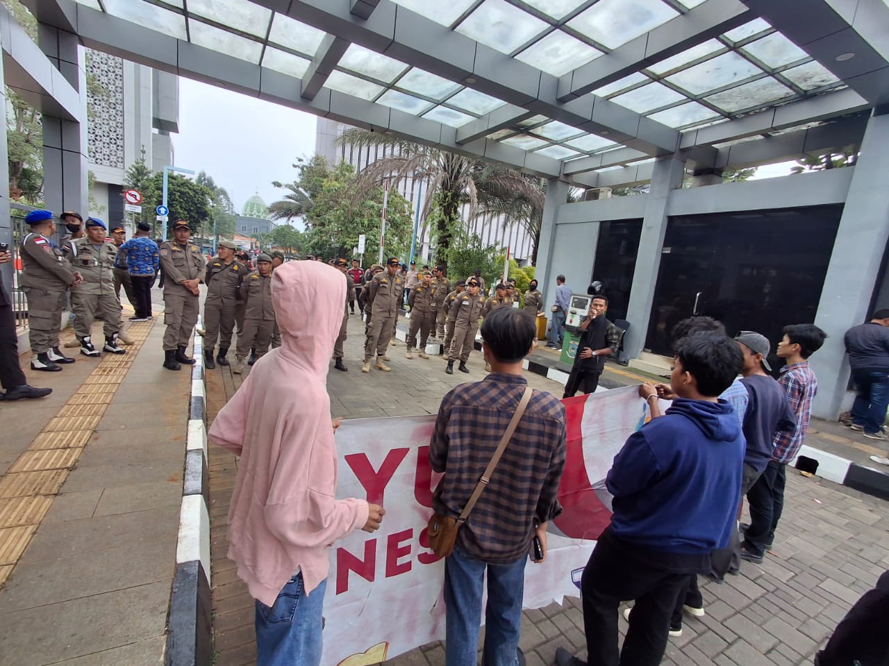 Mahasiswa SOMASI protes dugaan kecurangan seleksi BUMD PT PITS, desak Wali Kota copot panitia dan batalkan hasilnya.