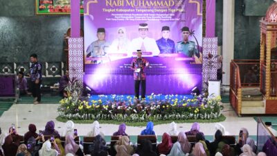 Ribuan warga hadiri Maulid Nabi di Masjid Agung Al-Amjad. Bupati Tangerang ajak teladani akhlak Rasulullah dan perkuat iman.