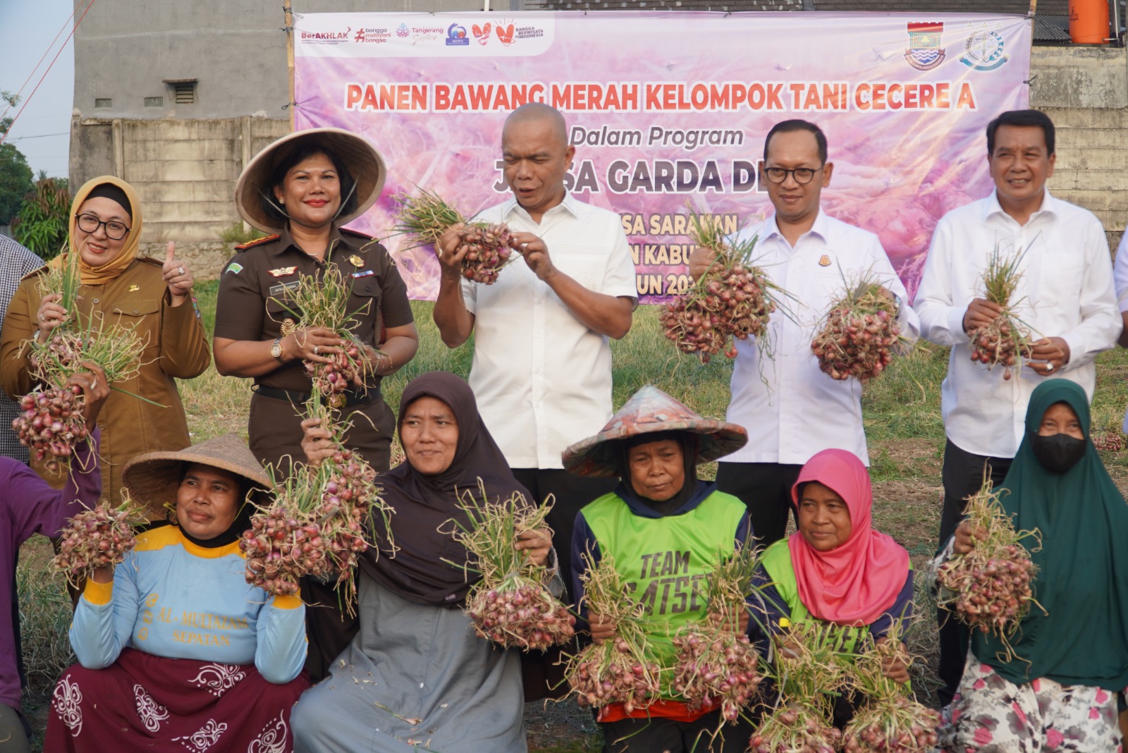 Poktan Cecere A sukses panen bawang merah 5,4 ton lewat Program Jaga Desa di Tangerang, bukti nyata dukungan ketahanan pangan.